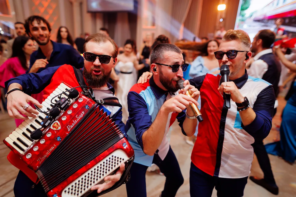 Live show cu acordeon și microfoane